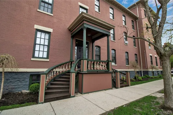 125 EDWARD ST 1F