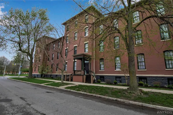 125 EDWARD ST 1F
