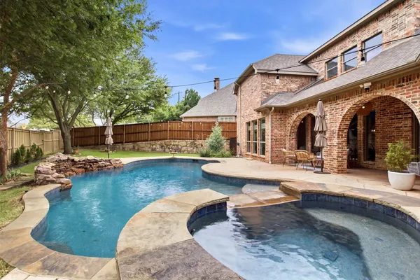 8605 HERNS MEADOW LN