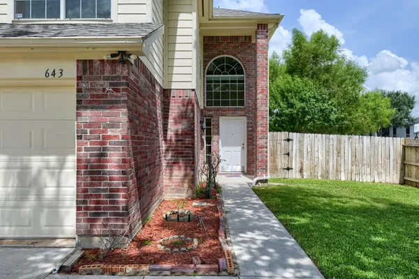 643 MEADOW KNOLL DR