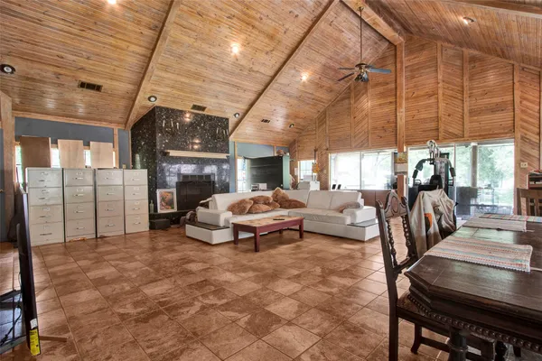 25019 W HOLLY LN