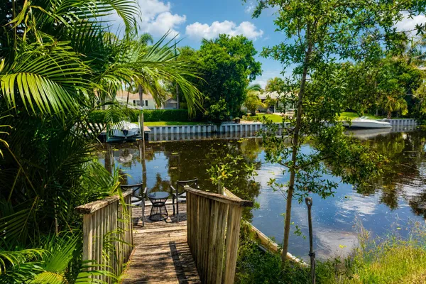 2452 WATERSIDE DR