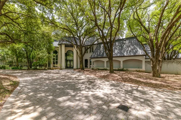 2420 LINCOLN DR