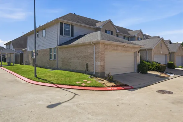 2926 MEADOWGLEN CV