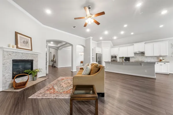 2112 NOGALAS LN