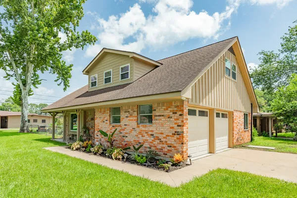 811 LOGGINS DR