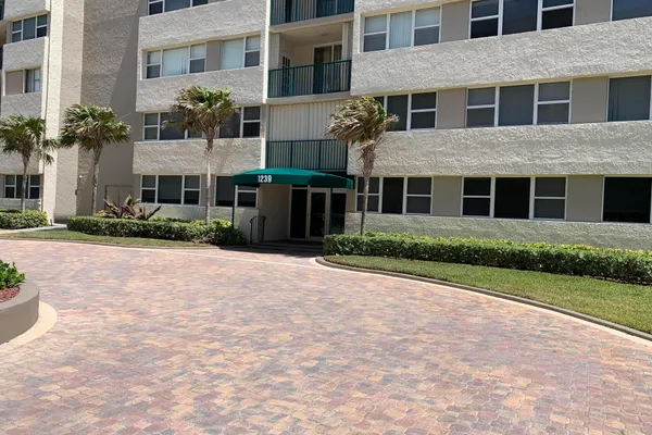 1237 HILLSBORO MILE 601