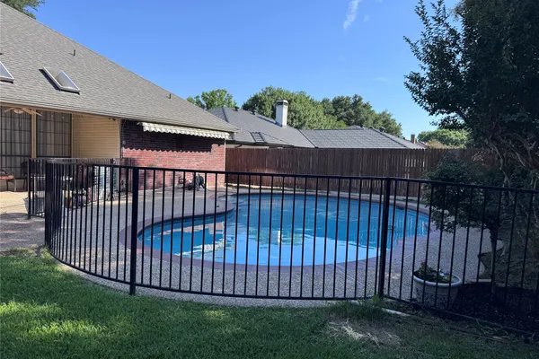 2105 SLEEPY HOLLOW DR