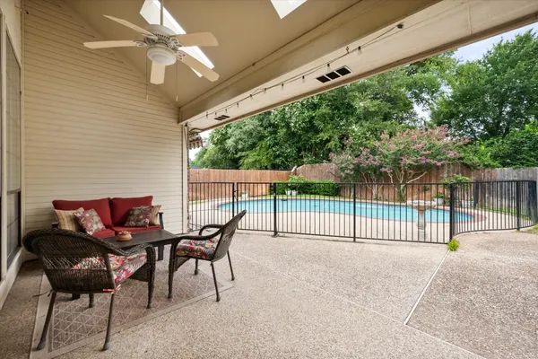 2105 SLEEPY HOLLOW DR