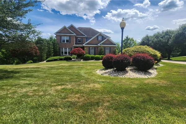 32 HAWTHORNE LN