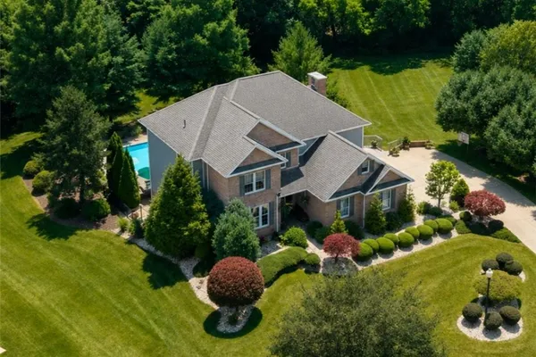 32 HAWTHORNE LN