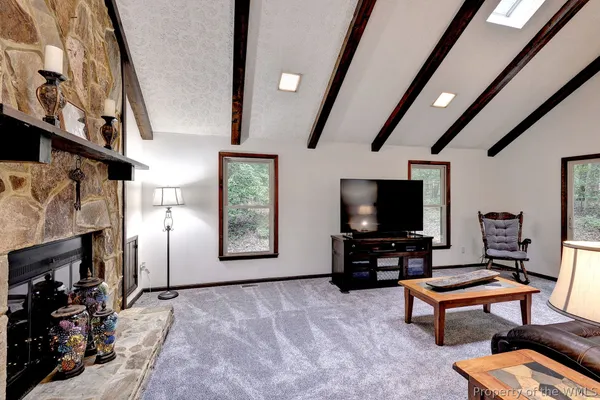 6 HEMPSTEAD CT