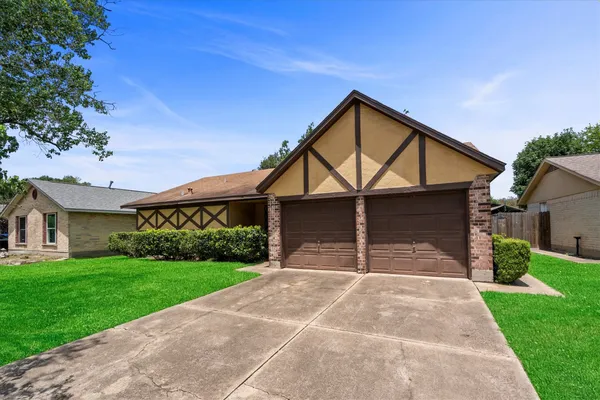2502 WOODWILD DR
