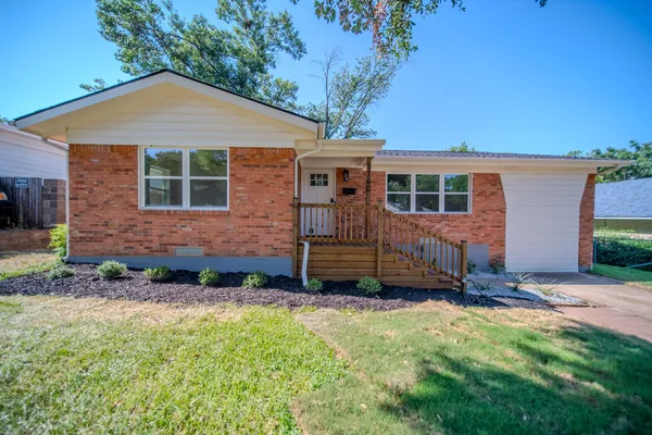 1140 FAIR OAKS DR
