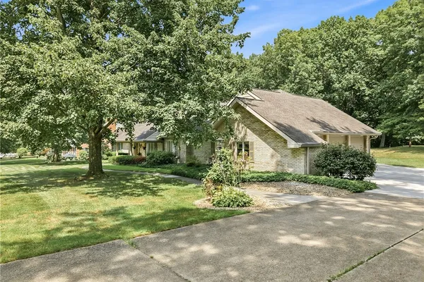 54 OAK TREE CT