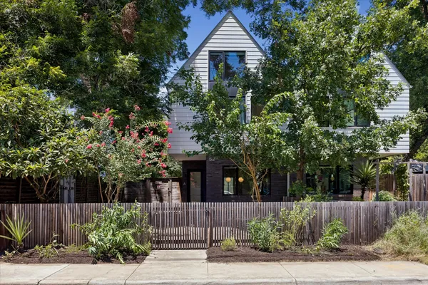52 WALLER ST A
