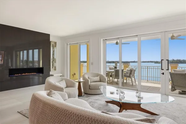 7 ROYAL PALM PT PH W