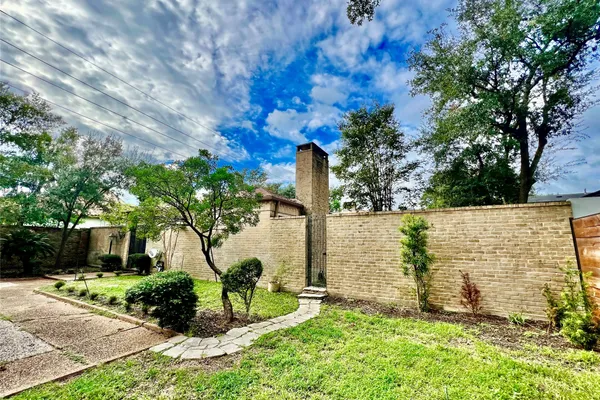 5610 WOODWAY DR