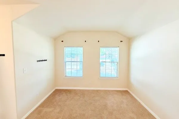 227 CREEKWOOD DR