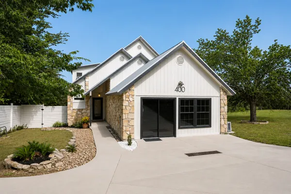 400 N LAURELWOOD DR