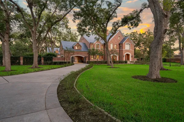 1802 FOREST GATE CIR