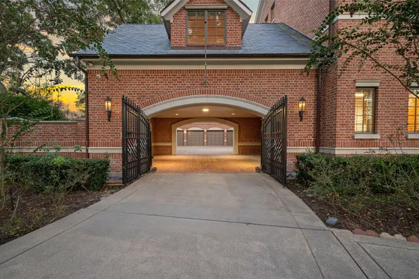 1802 FOREST GATE CIR