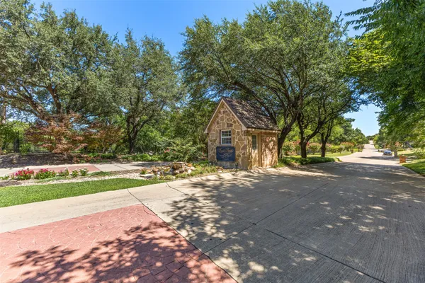 1190 WHISPERING OAKS DR