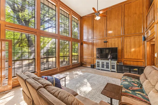 1190 WHISPERING OAKS DR