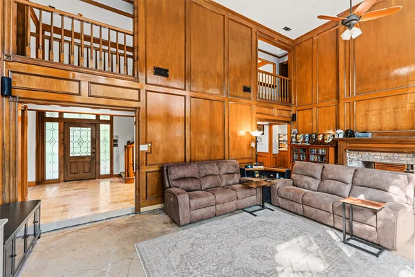 1190 WHISPERING OAKS DR
