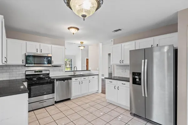 2510 BEVERLY CV