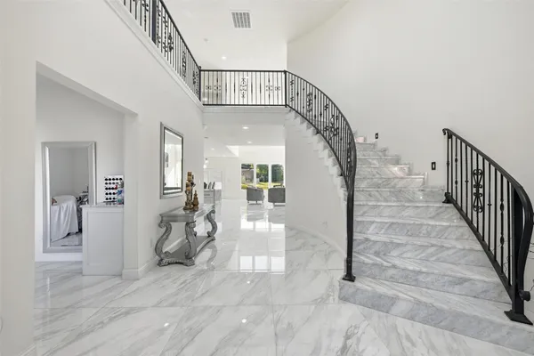 7725 LAKEVIEW CIR