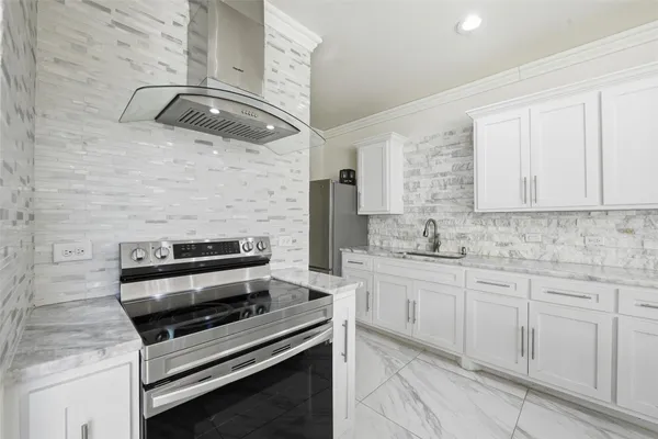7725 LAKEVIEW CIR