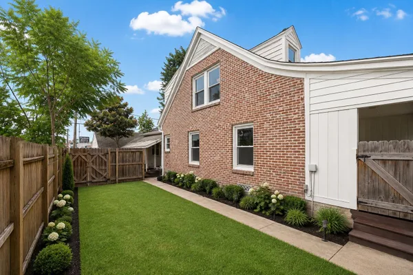 2438 ALBANS RD