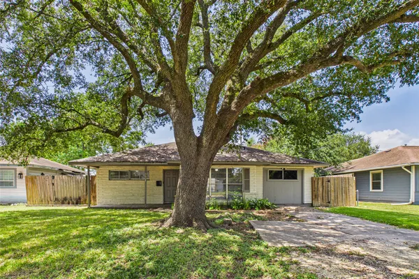 302 SYCAMORE DR