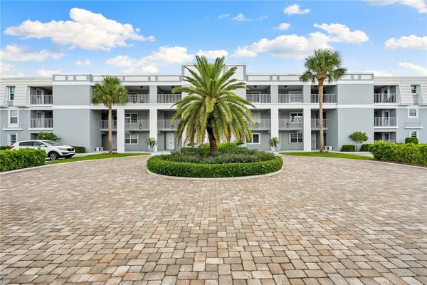 2743 OCEAN DR 40E