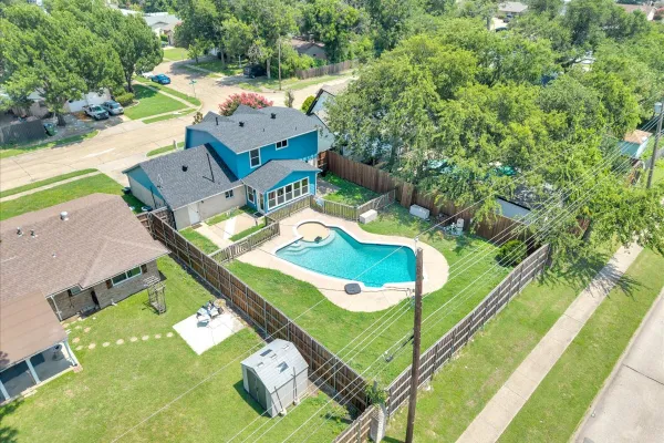 1401 GREENTREE LN