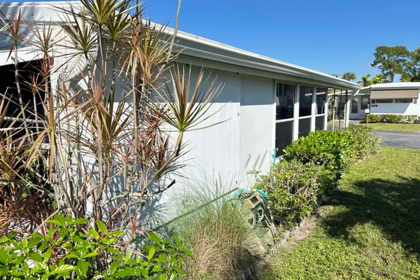 425 BOUGAINVILLA DR