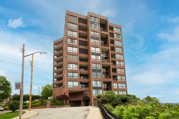 1700 GRANDVIEW AVE 202