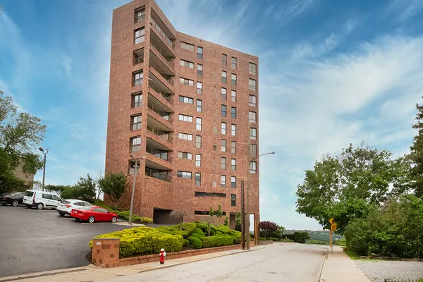 1700 GRANDVIEW AVE 202