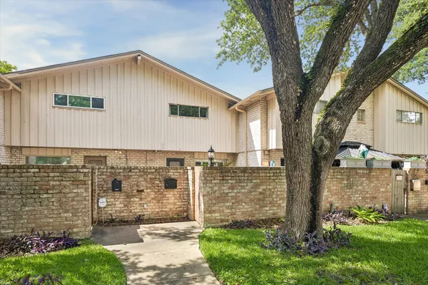 7826 WOODWAY DR 7826