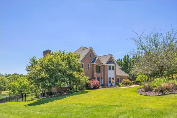 7 HAWTHORNE LN