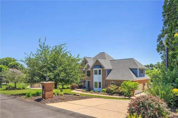 7 HAWTHORNE LN