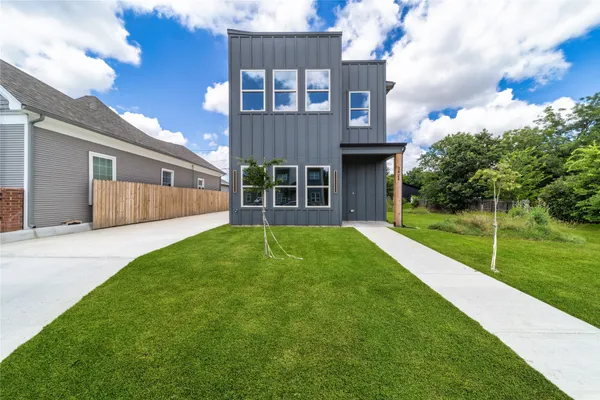 1426 EVANS AVE