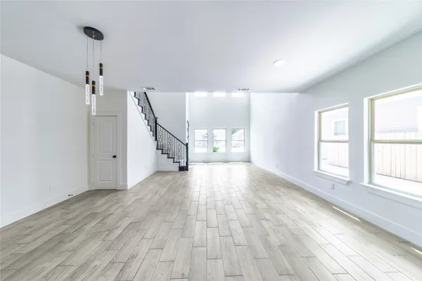 1426 EVANS AVE