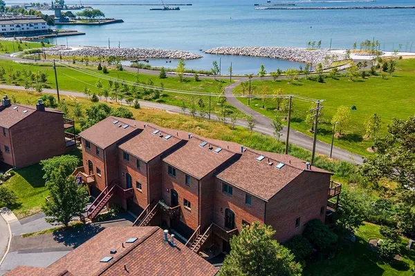 428 LAKEFRONT BLVD