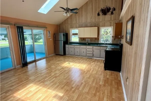 561 SHORE DR