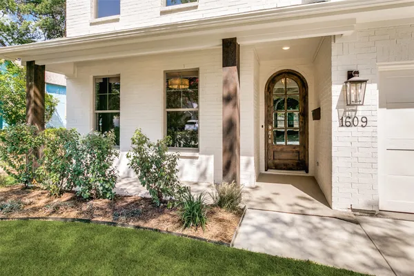 1609 BELLE PL