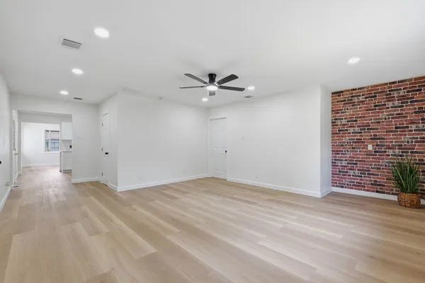 1406 PLEASANTVILLE DR