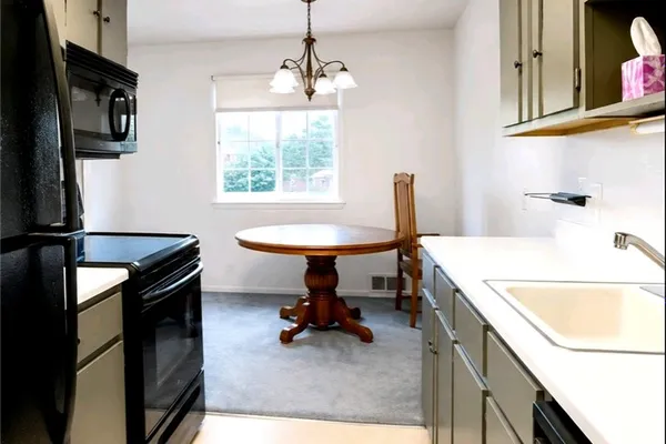 24 COLONIAL PKWY F