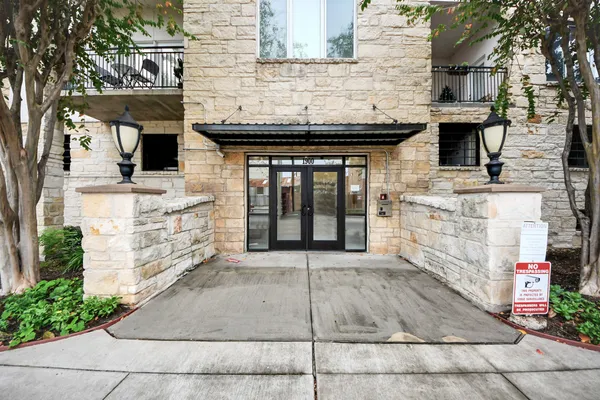 1900 GENESEE ST 204